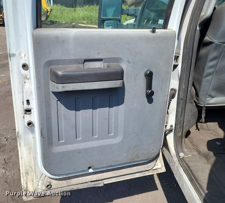 image for item LS9757 2011 Ford F250 Super Duty  Crew Cab pickup truck