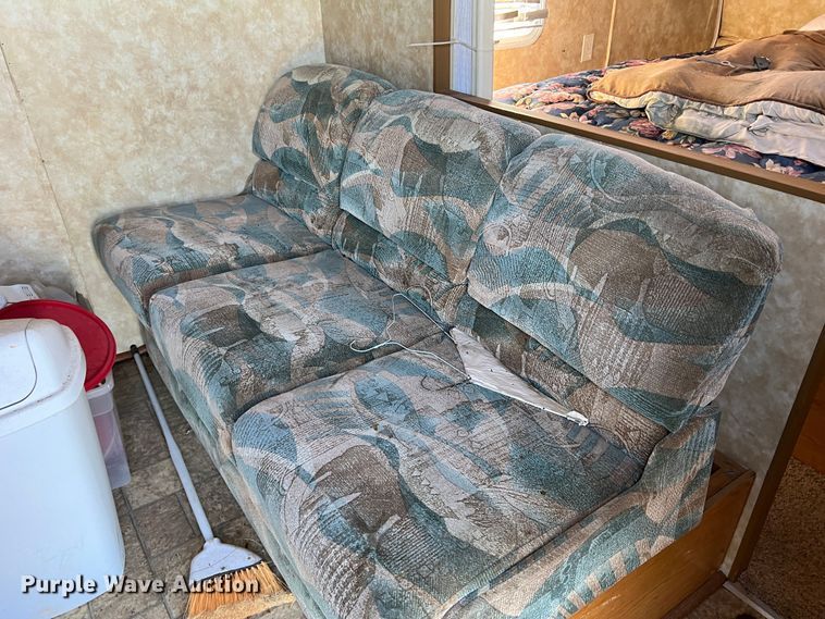 image for item LV9172 2006 Coachmen  camper