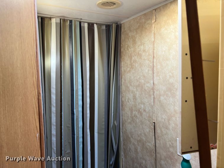 image for item LV9172 2006 Coachmen  camper