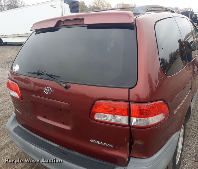 image for item LX9825 2001 Toyota Sienna  van