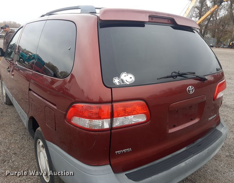 image for item LX9825 2001 Toyota Sienna  van
