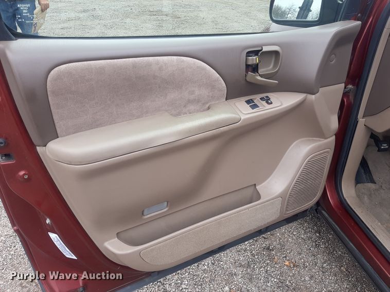 image for item LX9825 2001 Toyota Sienna  van