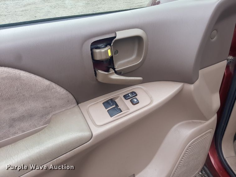 image for item LX9825 2001 Toyota Sienna  van