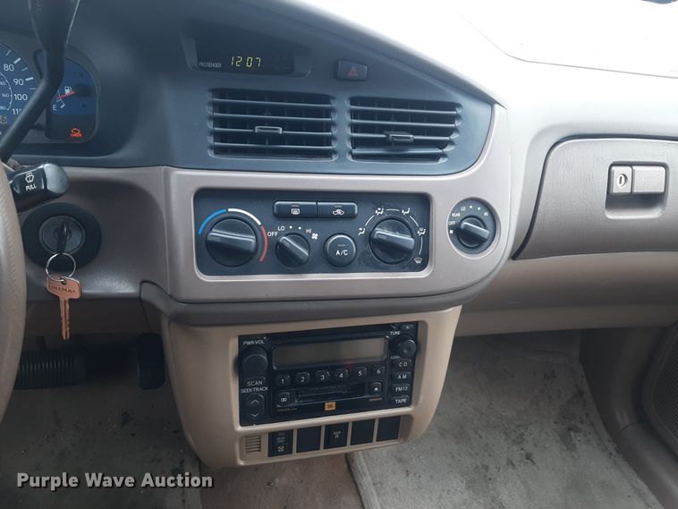 image for item LX9825 2001 Toyota Sienna  van