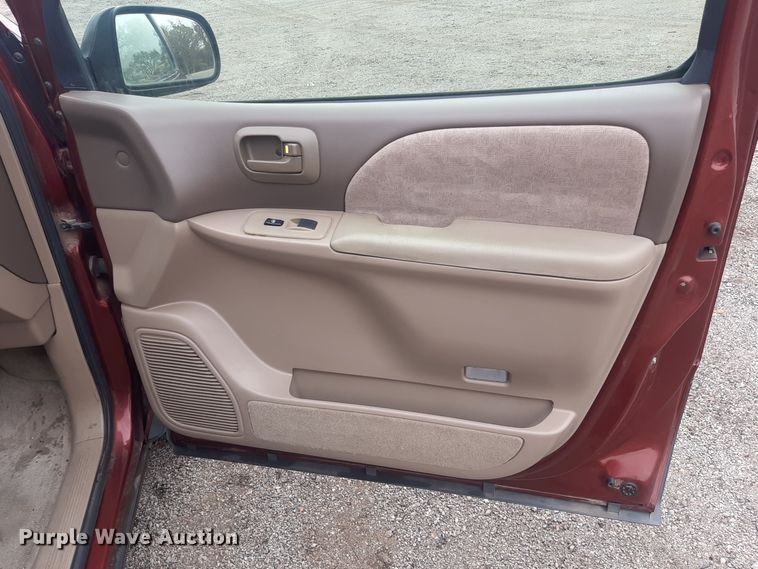 image for item LX9825 2001 Toyota Sienna  van