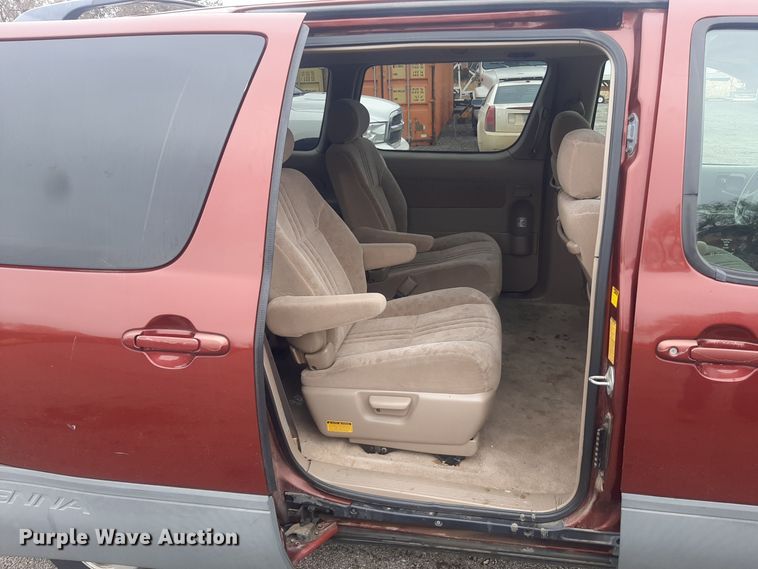 image for item LX9825 2001 Toyota Sienna  van