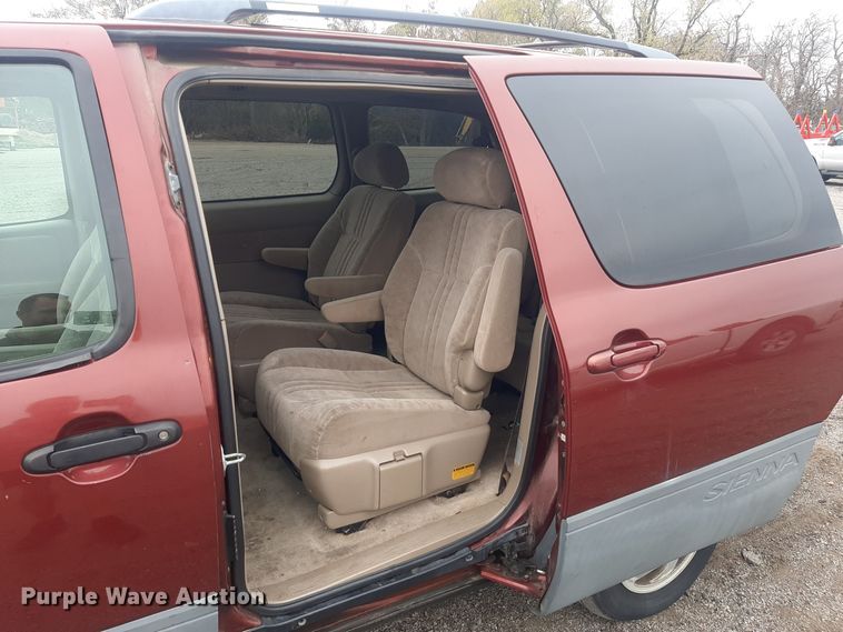 image for item LX9825 2001 Toyota Sienna  van