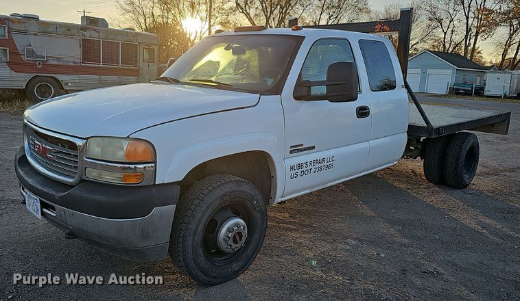 image for item MH9512 2001 GMC Sierra 3500  Ext. Cab flatbed pickup truck