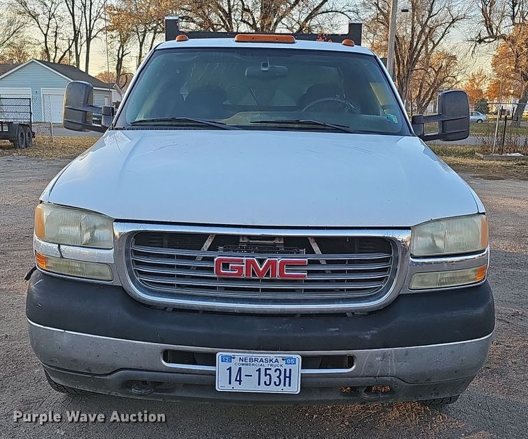 image for item MH9512 2001 GMC Sierra 3500  Ext. Cab flatbed pickup truck