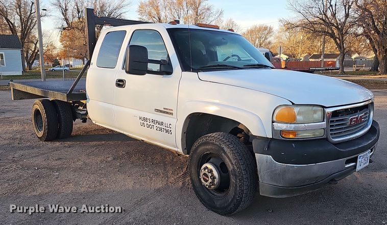 image for item MH9512 2001 GMC Sierra 3500  Ext. Cab flatbed pickup truck