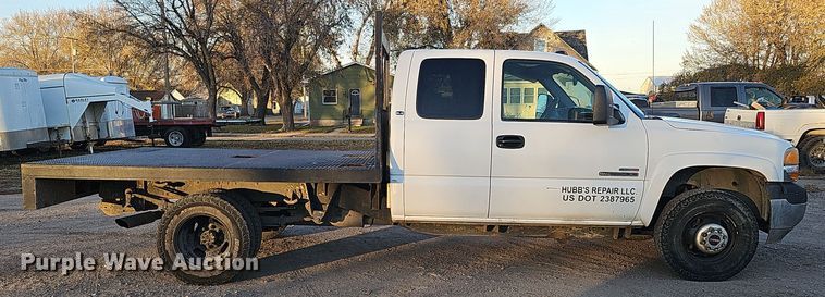 image for item MH9512 2001 GMC Sierra 3500  Ext. Cab flatbed pickup truck