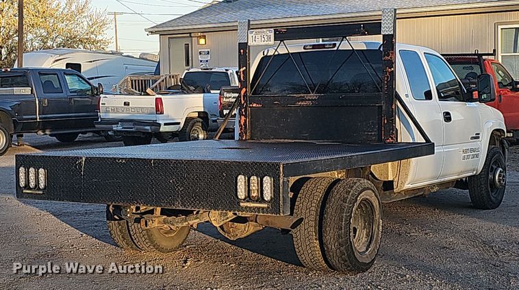 image for item MH9512 2001 GMC Sierra 3500  Ext. Cab flatbed pickup truck