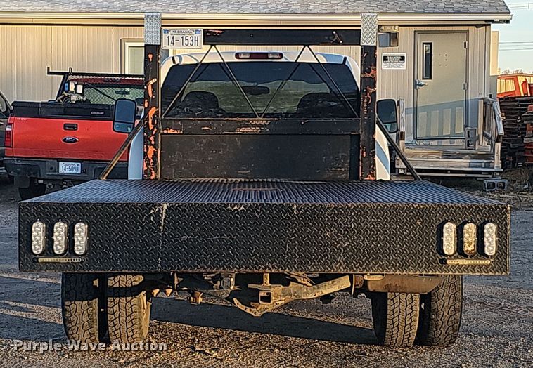 image for item MH9512 2001 GMC Sierra 3500  Ext. Cab flatbed pickup truck