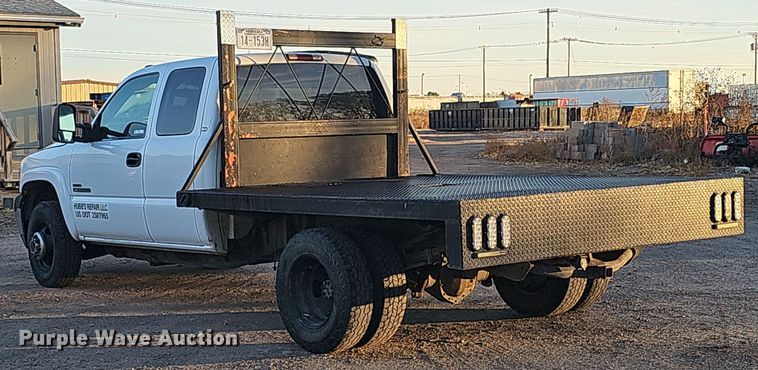 image for item MH9512 2001 GMC Sierra 3500  Ext. Cab flatbed pickup truck