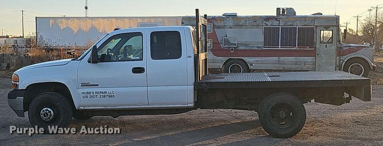 image for item MH9512 2001 GMC Sierra 3500  Ext. Cab flatbed pickup truck
