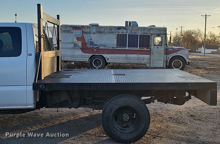 image for item MH9512 2001 GMC Sierra 3500  Ext. Cab flatbed pickup truck