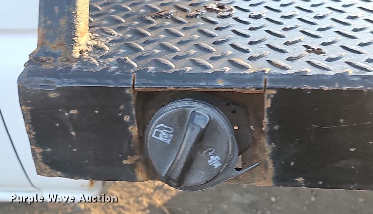 image for item MH9512 2001 GMC Sierra 3500  Ext. Cab flatbed pickup truck