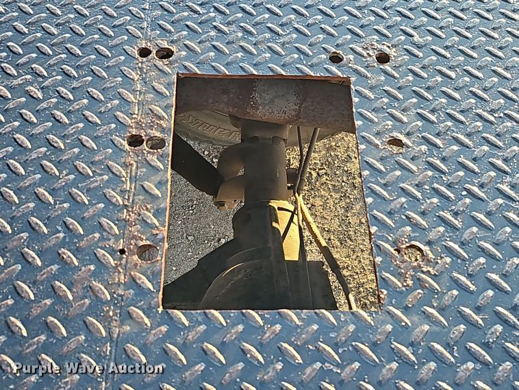 image for item MH9512 2001 GMC Sierra 3500  Ext. Cab flatbed pickup truck