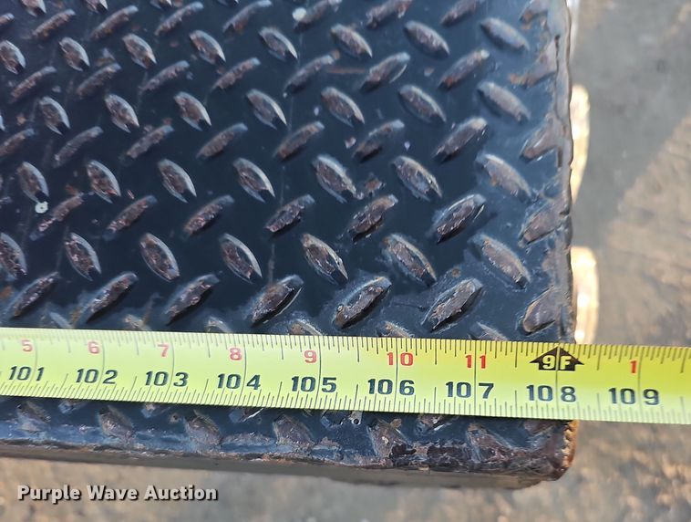 image for item MH9512 2001 GMC Sierra 3500  Ext. Cab flatbed pickup truck