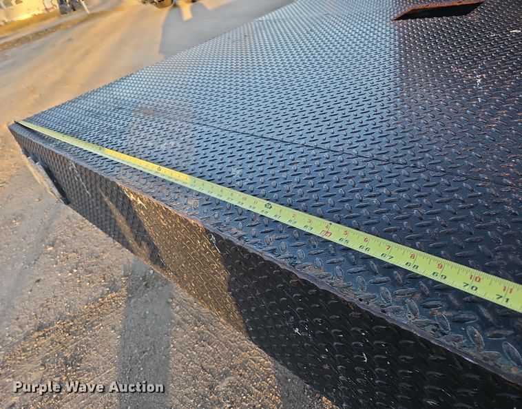 image for item MH9512 2001 GMC Sierra 3500  Ext. Cab flatbed pickup truck