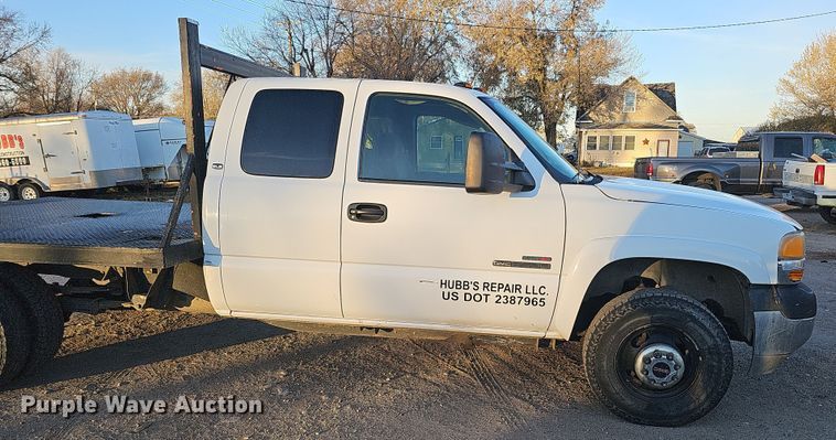 image for item MH9512 2001 GMC Sierra 3500  Ext. Cab flatbed pickup truck