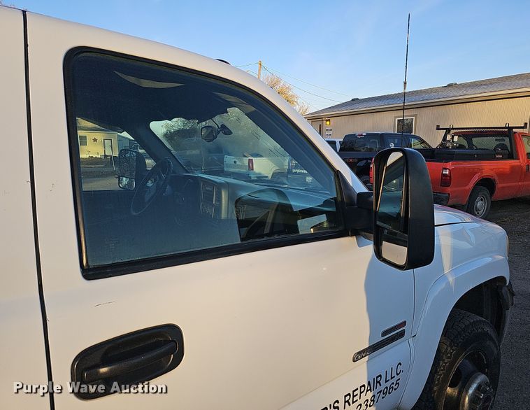 image for item MH9512 2001 GMC Sierra 3500  Ext. Cab flatbed pickup truck