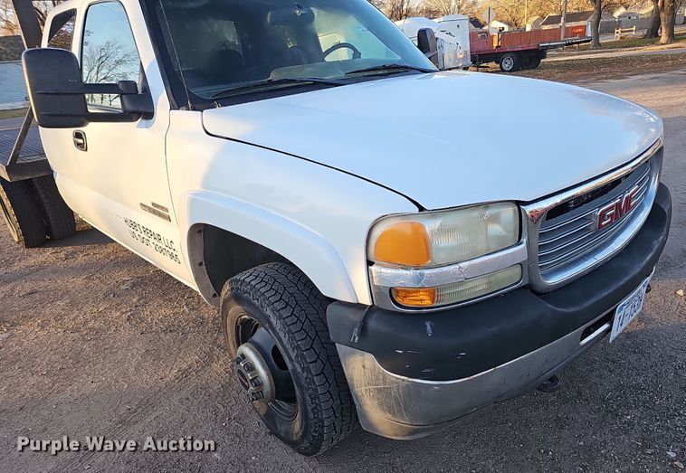 image for item MH9512 2001 GMC Sierra 3500  Ext. Cab flatbed pickup truck