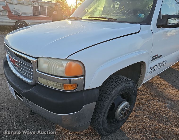 image for item MH9512 2001 GMC Sierra 3500  Ext. Cab flatbed pickup truck