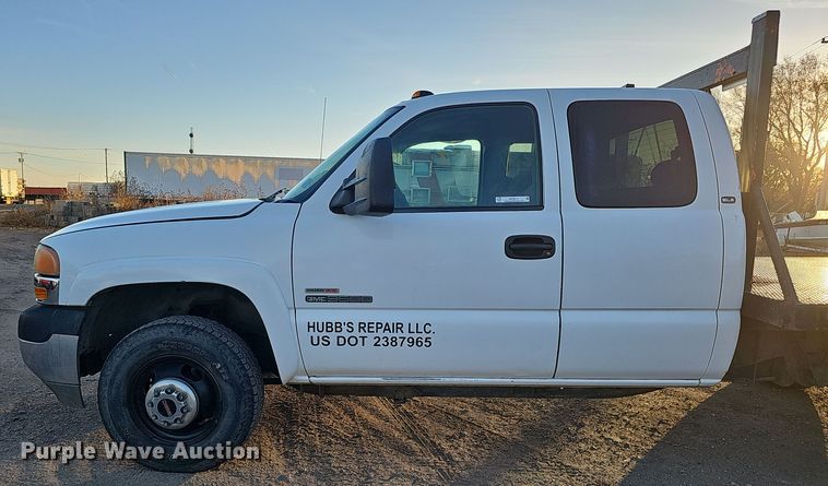 image for item MH9512 2001 GMC Sierra 3500  Ext. Cab flatbed pickup truck