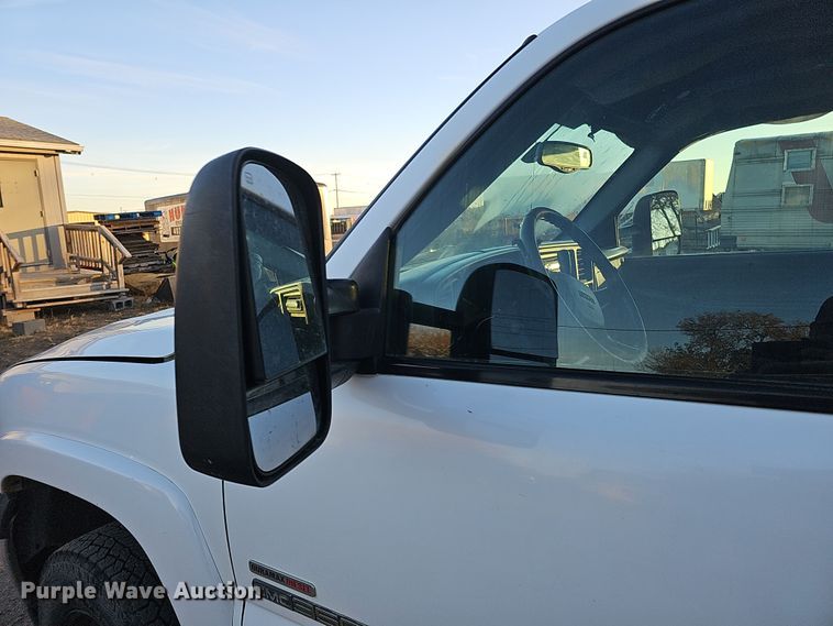 image for item MH9512 2001 GMC Sierra 3500  Ext. Cab flatbed pickup truck