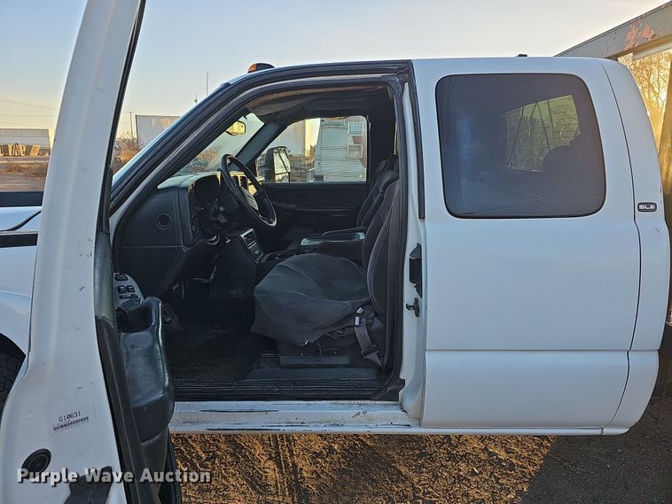 image for item MH9512 2001 GMC Sierra 3500  Ext. Cab flatbed pickup truck