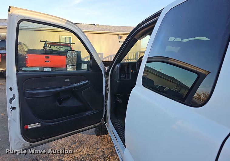 image for item MH9512 2001 GMC Sierra 3500  Ext. Cab flatbed pickup truck