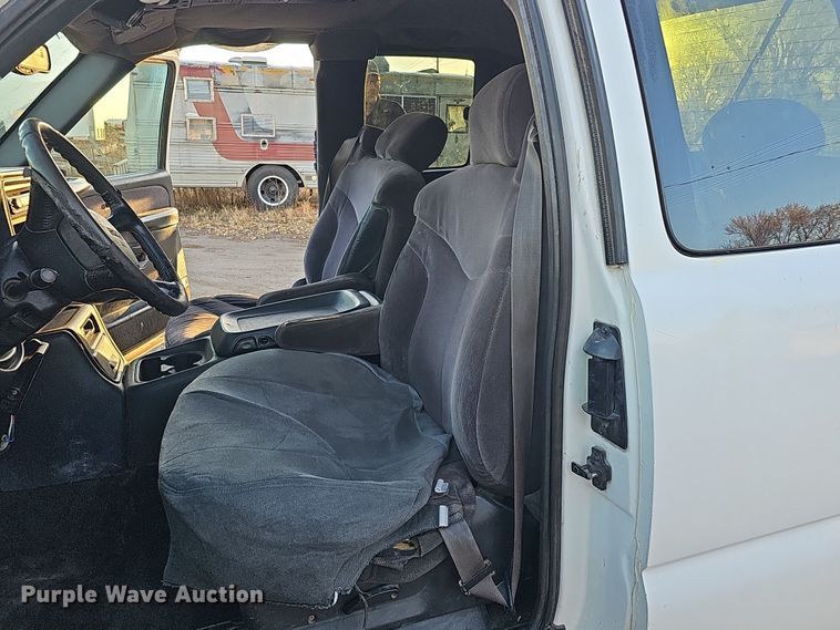 image for item MH9512 2001 GMC Sierra 3500  Ext. Cab flatbed pickup truck