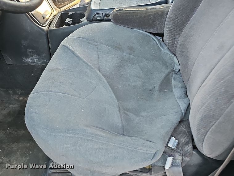 image for item MH9512 2001 GMC Sierra 3500  Ext. Cab flatbed pickup truck