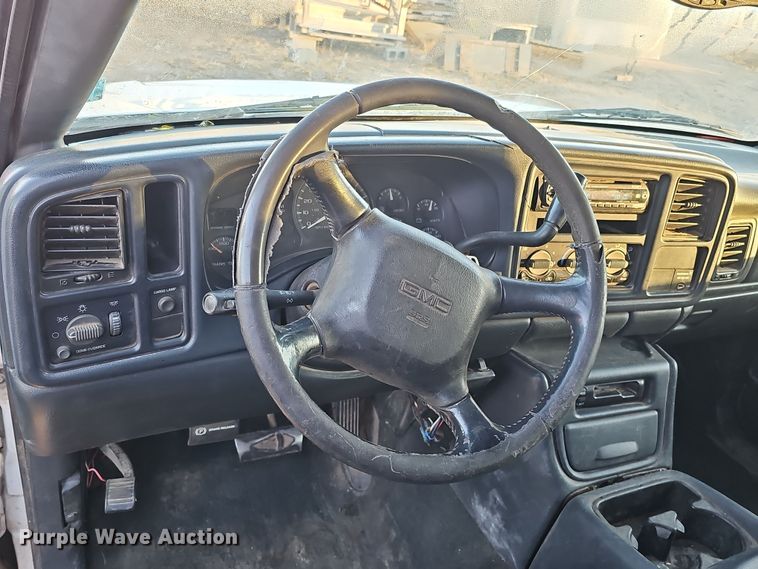 image for item MH9512 2001 GMC Sierra 3500  Ext. Cab flatbed pickup truck