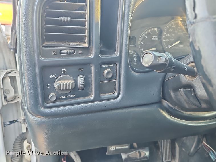 image for item MH9512 2001 GMC Sierra 3500  Ext. Cab flatbed pickup truck