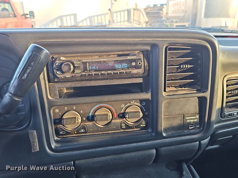 image for item MH9512 2001 GMC Sierra 3500  Ext. Cab flatbed pickup truck