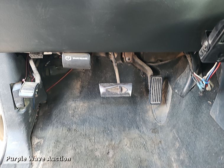 image for item MH9512 2001 GMC Sierra 3500  Ext. Cab flatbed pickup truck