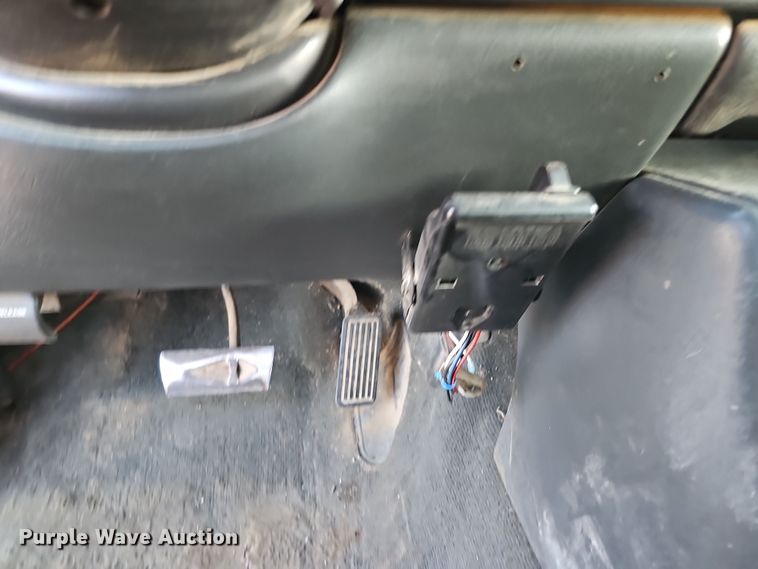 image for item MH9512 2001 GMC Sierra 3500  Ext. Cab flatbed pickup truck