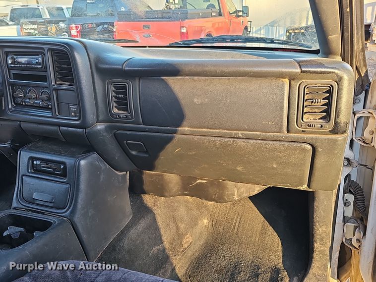 image for item MH9512 2001 GMC Sierra 3500  Ext. Cab flatbed pickup truck