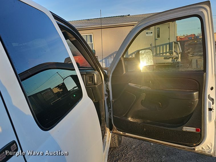 image for item MH9512 2001 GMC Sierra 3500  Ext. Cab flatbed pickup truck