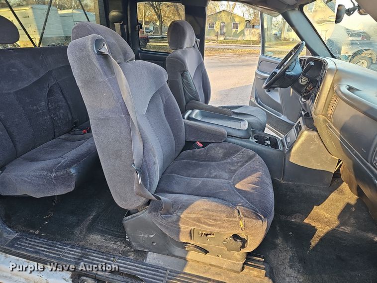 image for item MH9512 2001 GMC Sierra 3500  Ext. Cab flatbed pickup truck