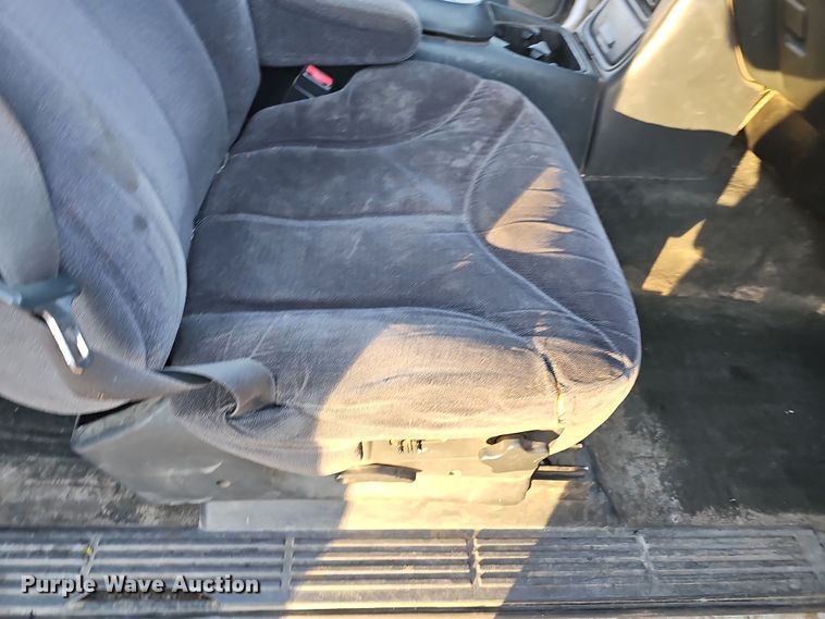 image for item MH9512 2001 GMC Sierra 3500  Ext. Cab flatbed pickup truck