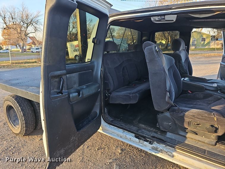 image for item MH9512 2001 GMC Sierra 3500  Ext. Cab flatbed pickup truck