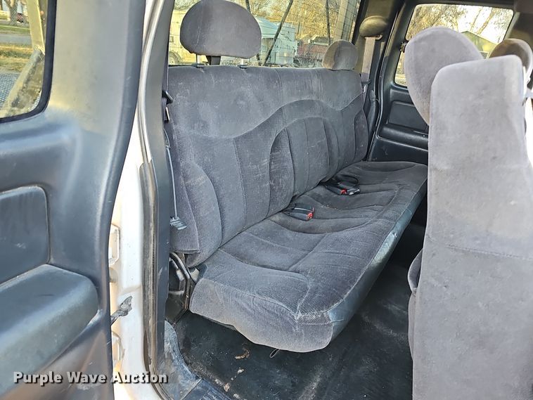 image for item MH9512 2001 GMC Sierra 3500  Ext. Cab flatbed pickup truck