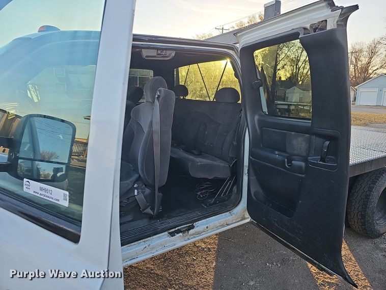 image for item MH9512 2001 GMC Sierra 3500  Ext. Cab flatbed pickup truck