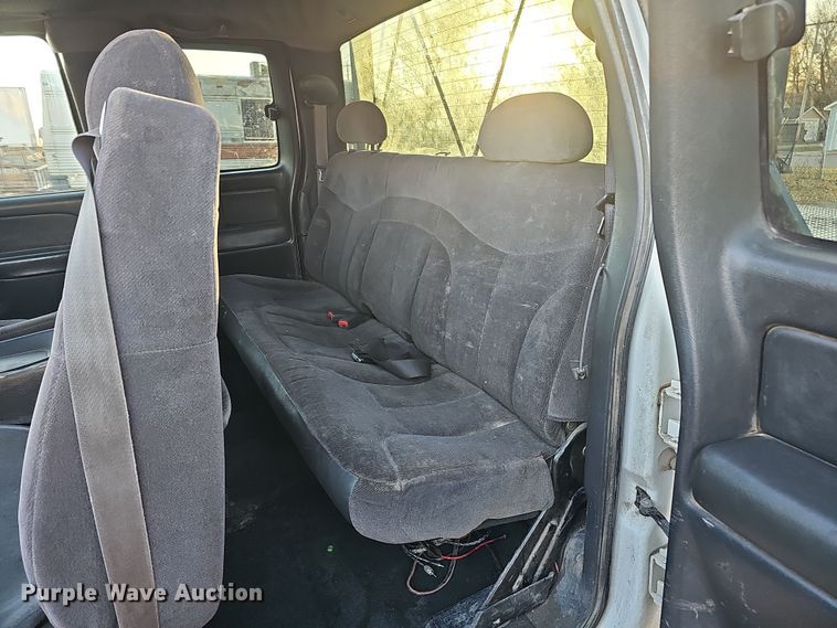 image for item MH9512 2001 GMC Sierra 3500  Ext. Cab flatbed pickup truck