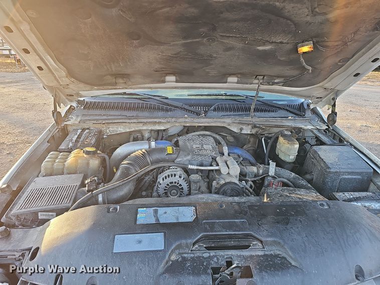 image for item MH9512 2001 GMC Sierra 3500  Ext. Cab flatbed pickup truck