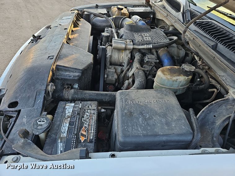 image for item MH9512 2001 GMC Sierra 3500  Ext. Cab flatbed pickup truck