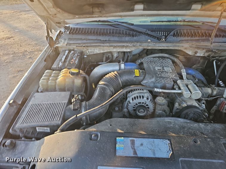 image for item MH9512 2001 GMC Sierra 3500  Ext. Cab flatbed pickup truck